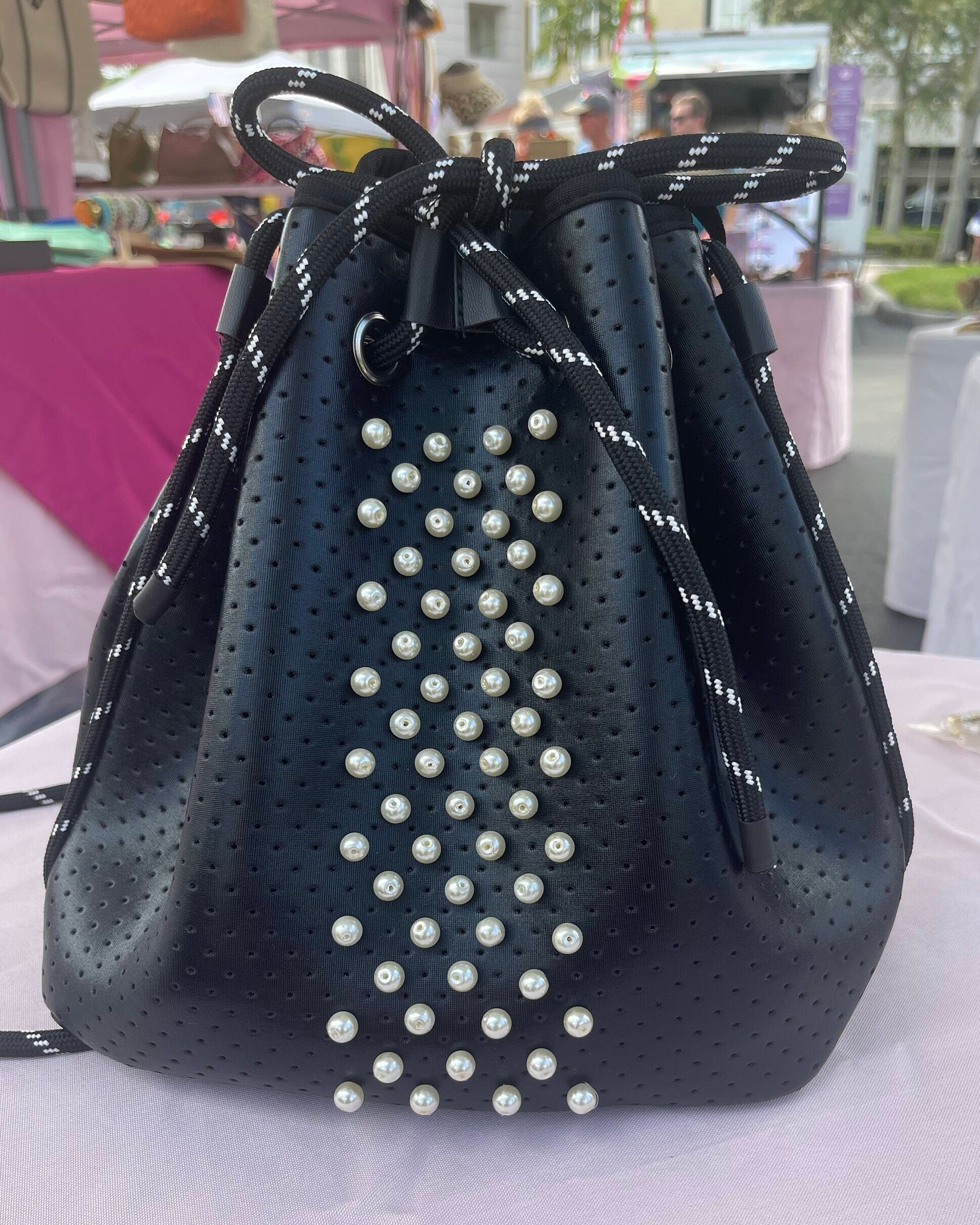 PEARL BLACK BUCKET BAG