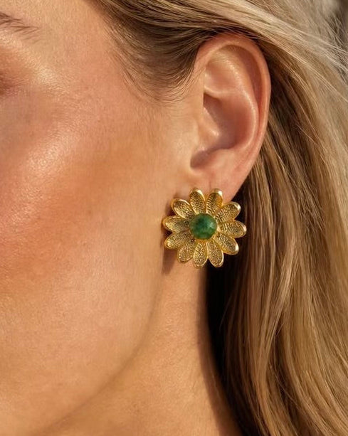Earrings with emerald daisy design