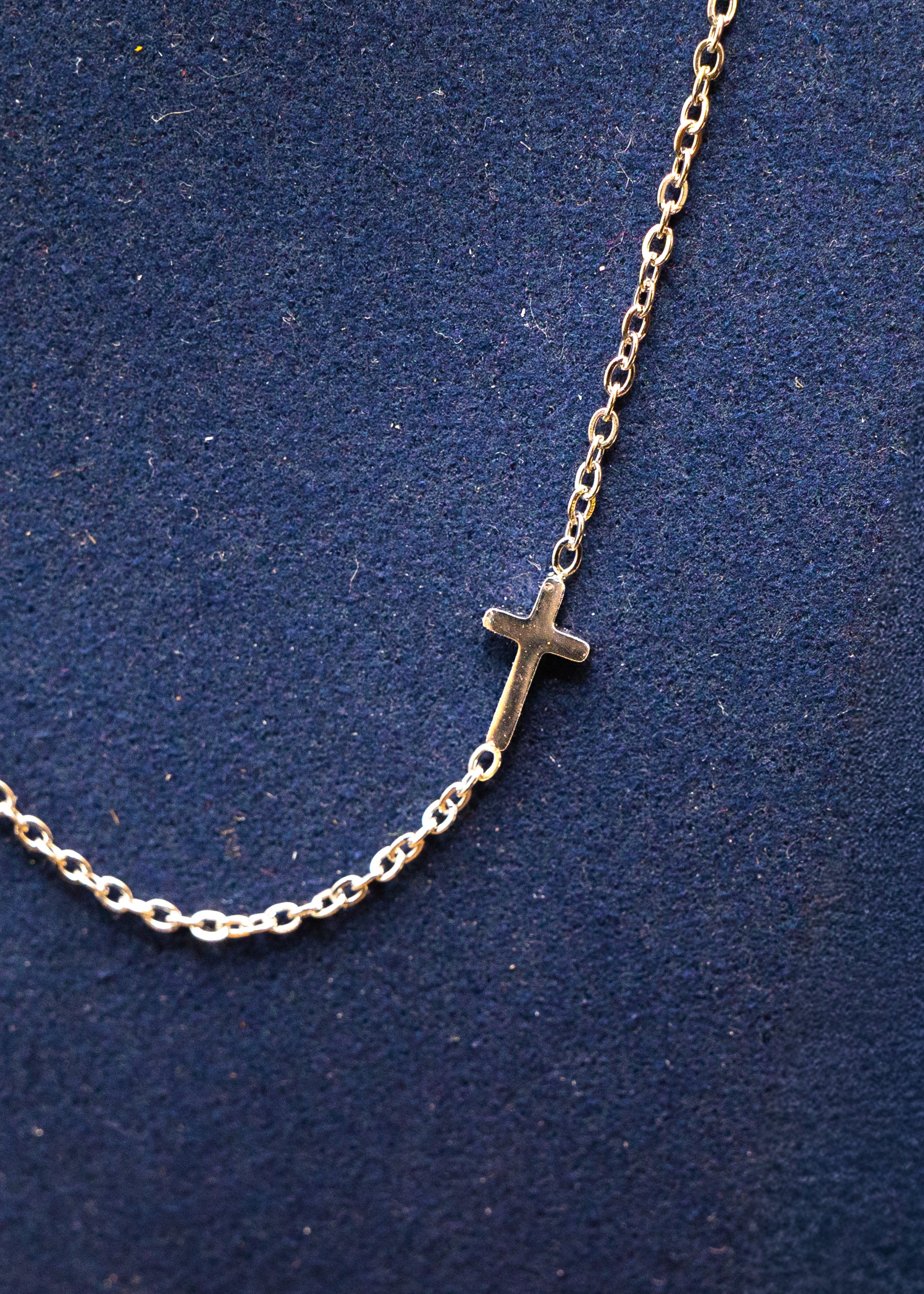 Delicate Side-Cross Chain Necklace