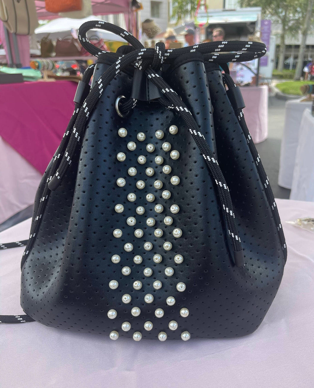 PEARL BLACK BUCKET BAG